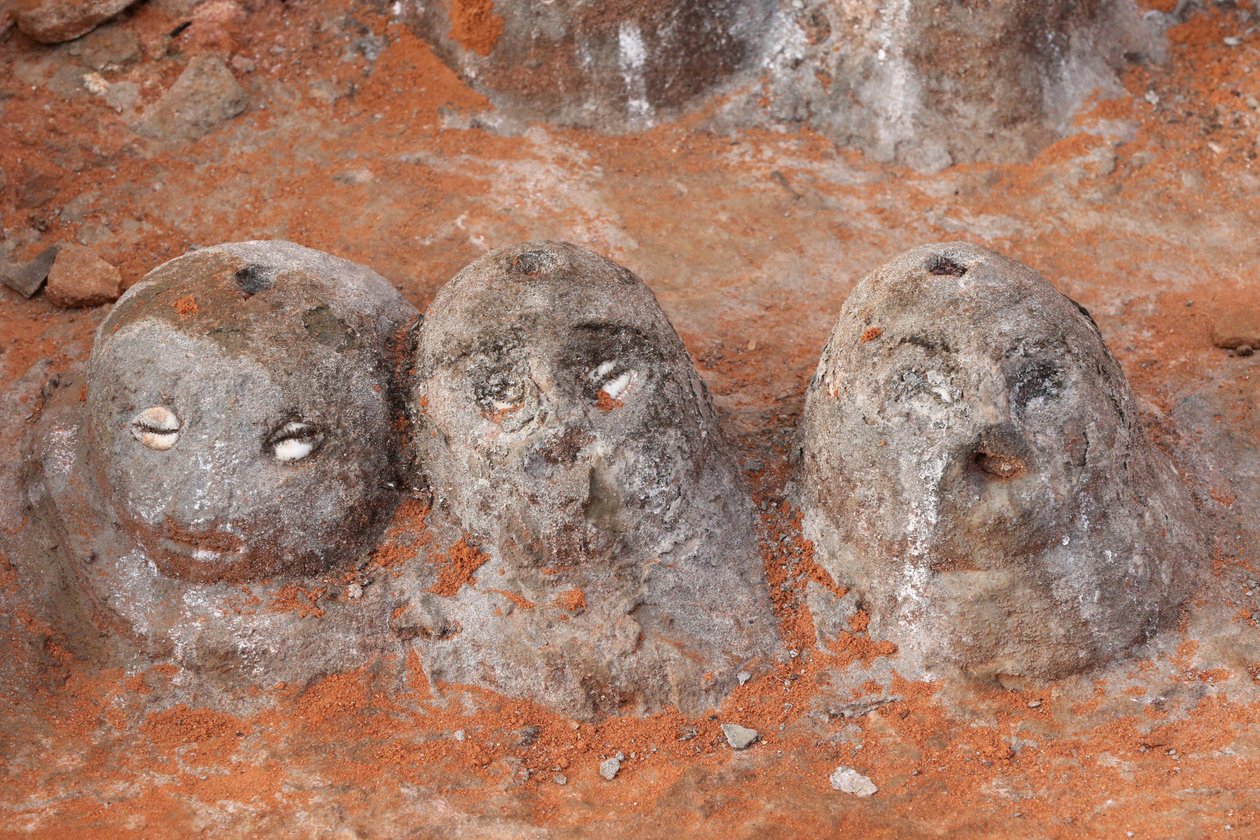 Voodoo-Fetische am Eingang eines Klosters. Togoville, Togo von Unbekannt
