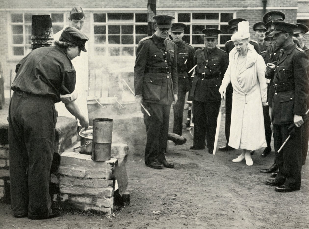 Beobachtung von A.T.S.-Mädchen bei der Arbeit... Armeeschule für Kochkunst in Aldershot, um 1941, 1951 von Unbekannt