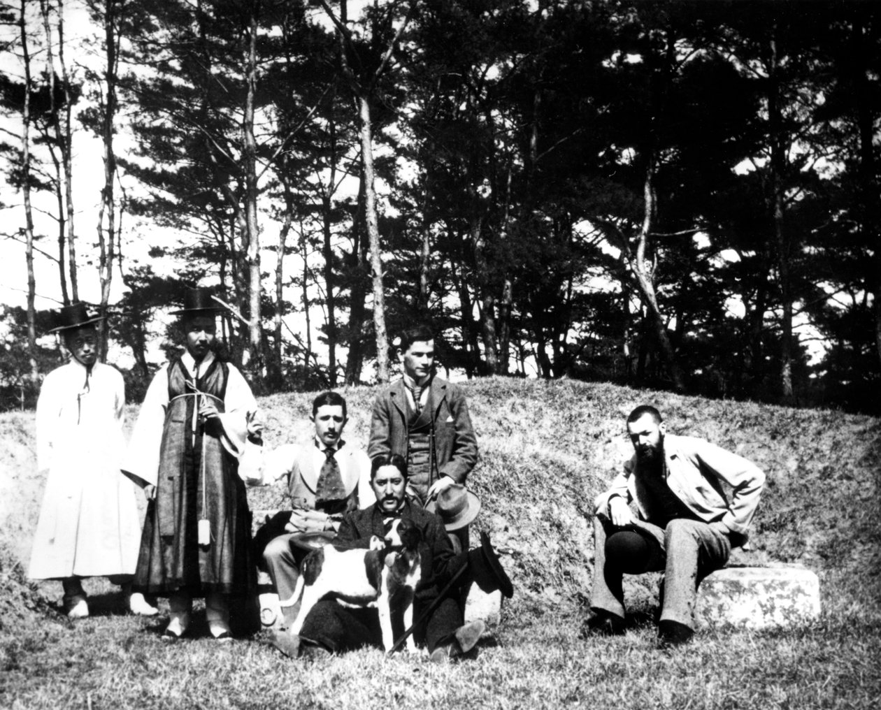 Westliche Besucher mit Einheimischen, Nam San, Korea, 1900 von Unbekannt