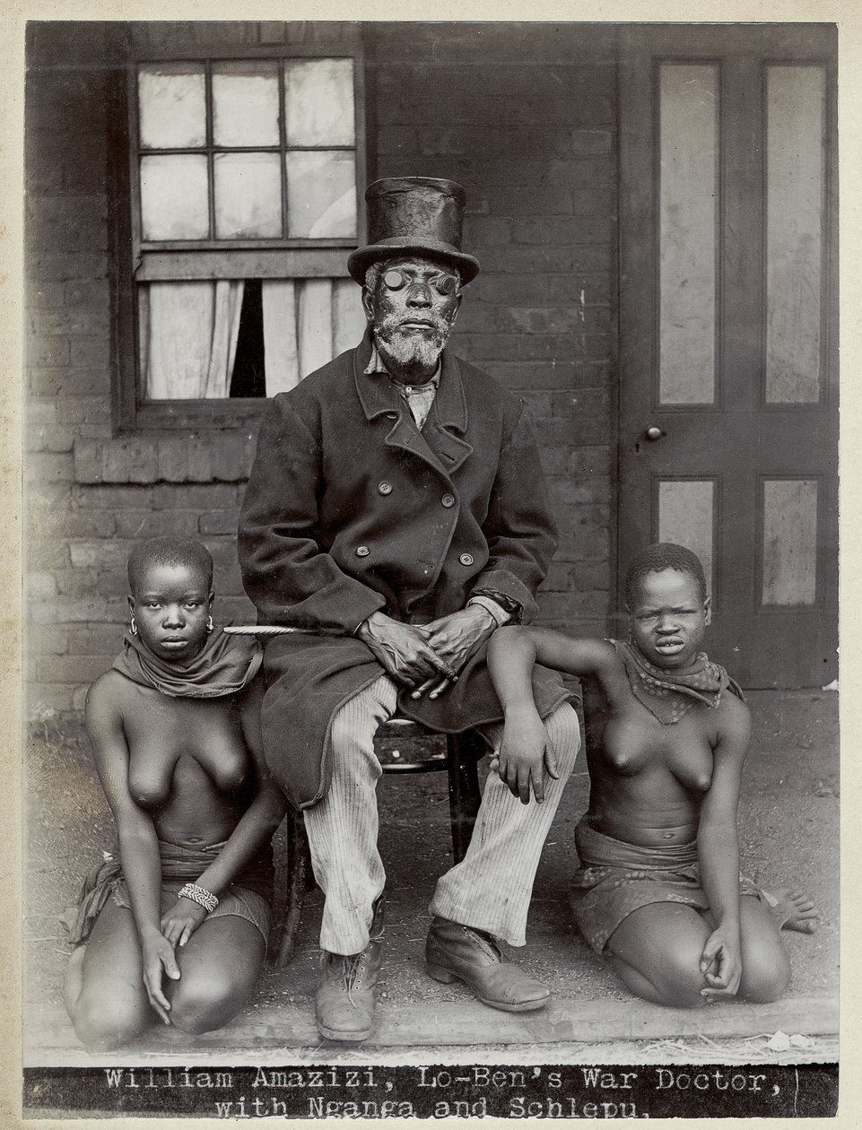 William Amazizi, Lo-Bens Kriegsarzt mit Nganga und Schlepu von Unbekannt