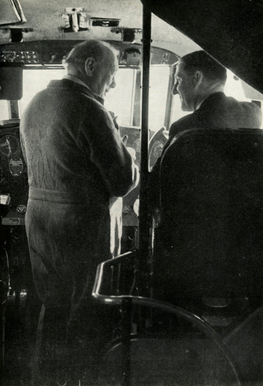 Winston Churchill spricht mit Kapitän Shakespeare vom Flugboot Berwick, c1939-c1944, 1946 von Unbekannt