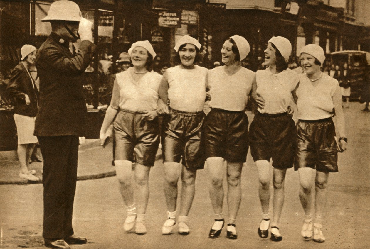 Frauen in Shorts, 1930, 1933 von Unbekannt