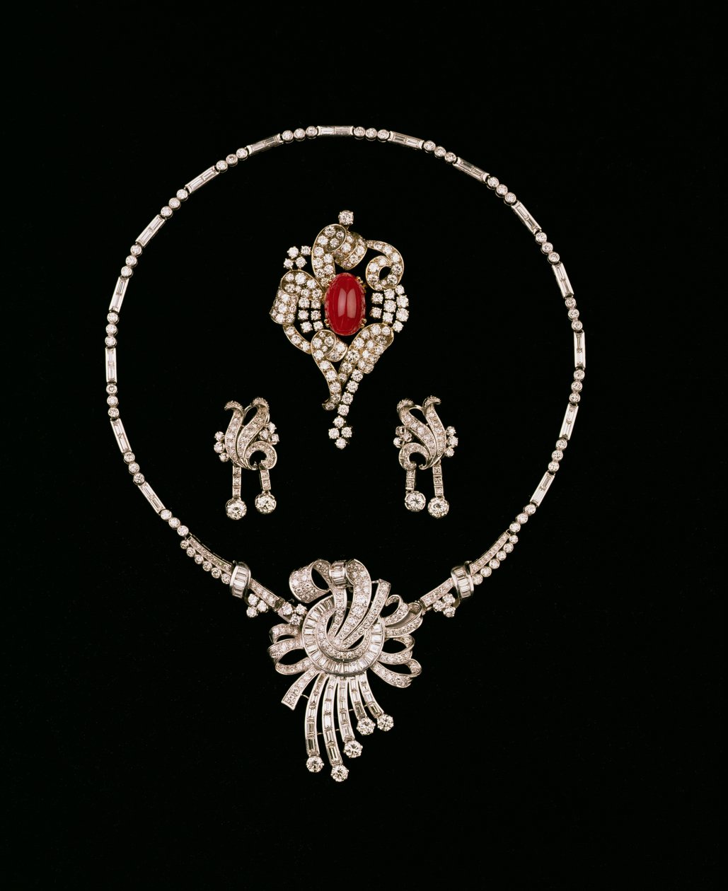 Art-Deco-Diamantschmuck: Baguette-Diamantbrosche-Anhänger, Cabochon-Rubin- und Diamantschleifenbrosche, Diamant-Ohrringe von Unbekannt Unbekannt