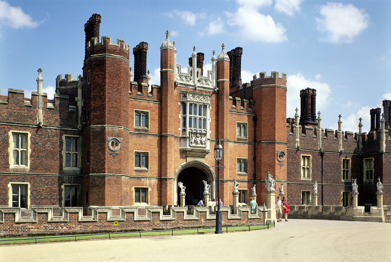 Hampton Court Palace im Frühling von Unbekannt Unbekannt
