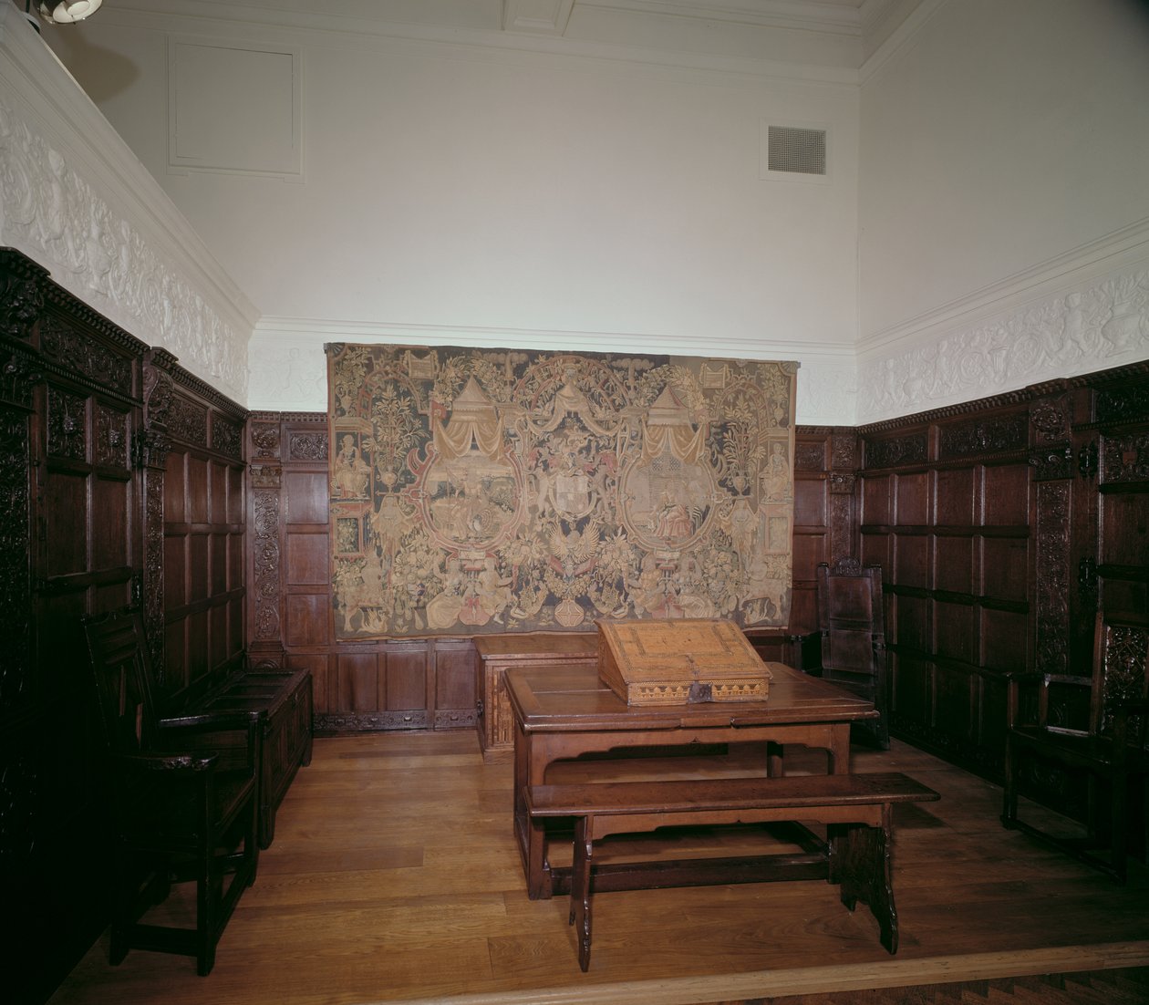 Verkleideter Ausstellungsraum im Victoria and Albert Museum von Unbekannt Unbekannt