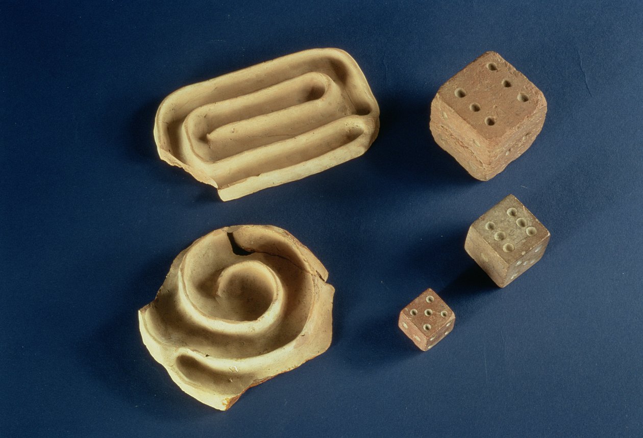 Sandstein-Würfel und Terrakotta-Labyrinthspiel, Harappa, 2300-1750 v. Chr. von Unbekannt Unbekannt