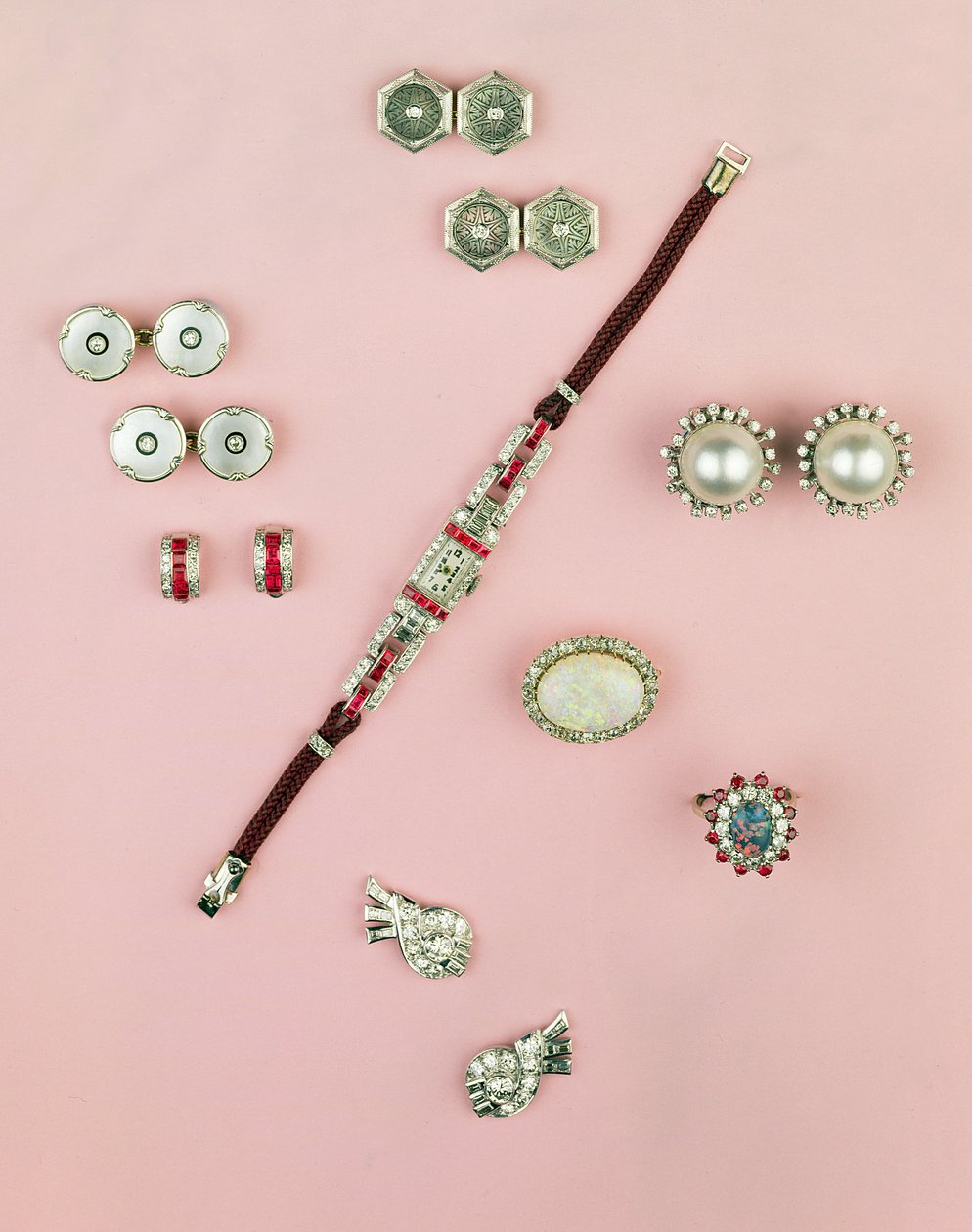 Auswahl an Art-Deco-Schmuck; Kaliber geschnittener Rubin-Uhr; Knopf, Manschettenknopf und Knöpfe; Ohrringe; Mabe-Perlen- und Diamant-Ohrringe von Unbekannt Unbekannt