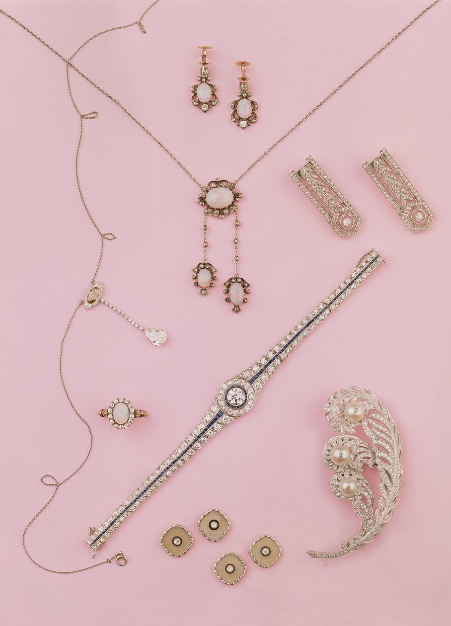 Auswahl an edwardianischem und Art-Deco-Schmuck: Opalohrringe und Anhänger; Diamant-Negligé-Anhänger; Straußenfederbrosche; Diamant- und Onyx-Manschettenknöpfe und -knöpfe von Unbekannt Unbekannt