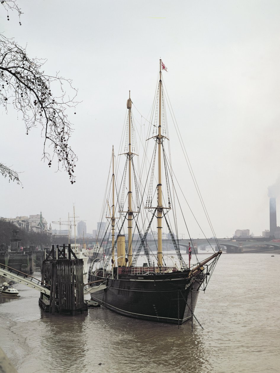 Blick auf die Themse mit der RRS Discovery, gesegelt von Scott in die Antarktis 1901-04 von Unbekannt Unbekannt