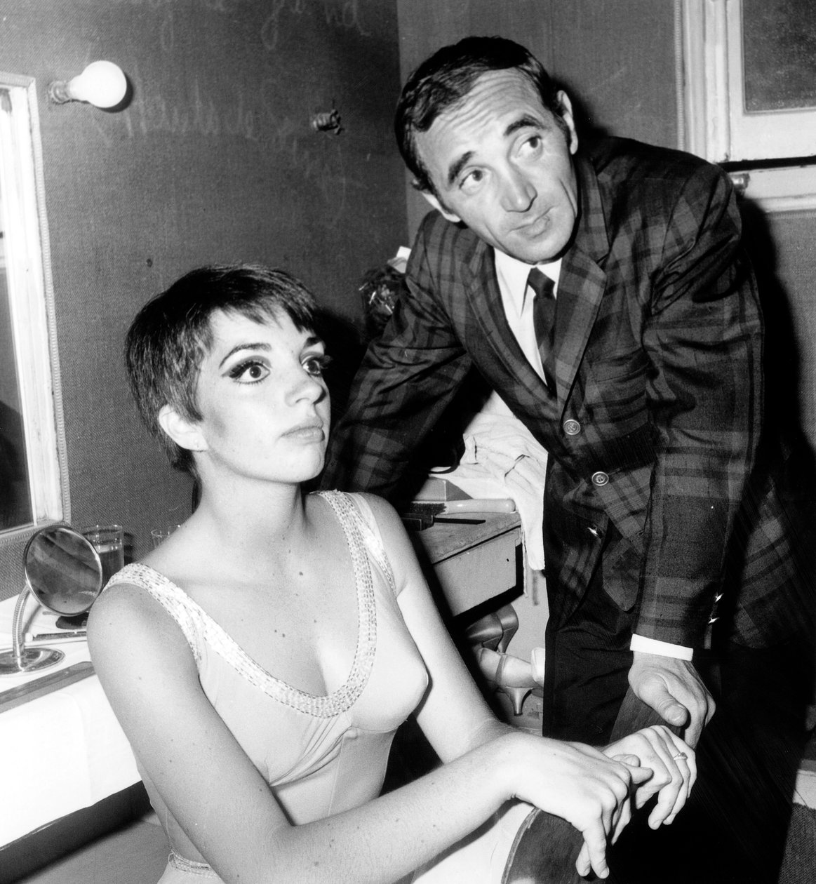 Der französische Sänger Charles Aznavour gratuliert Liza Minnelli hinter der Bühne im Olympia, 16. Mai 1966 von Unbekannt Unbekannt