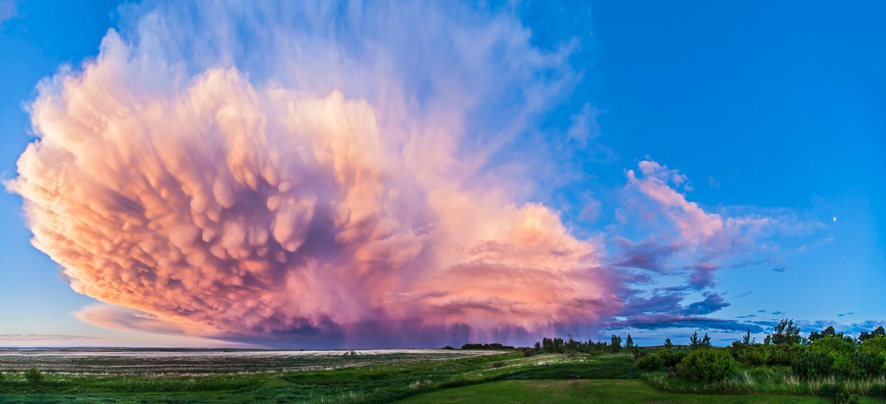 Ein 3-teiliger Panoramablick auf ein abziehendes Gewitter, Südalberta, Kanada von Unbekannt Unbekannt