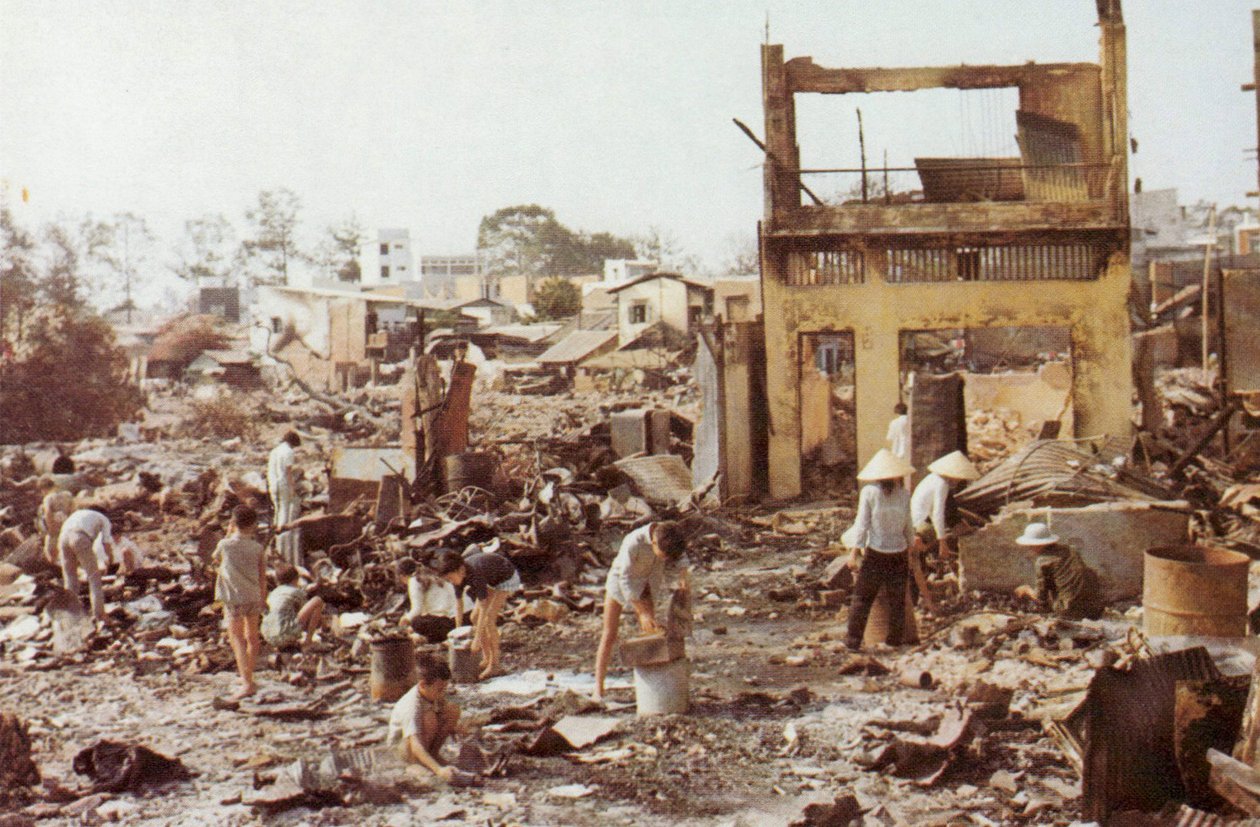 Zivilisten durchsuchen die Ruinen ihrer Häuser in Cholon, dem stark beschädigten chinesischen Viertel von Saigon, Tet-Offensive, Vietnamkrieg, 1968 von Unbekannt Unbekannt