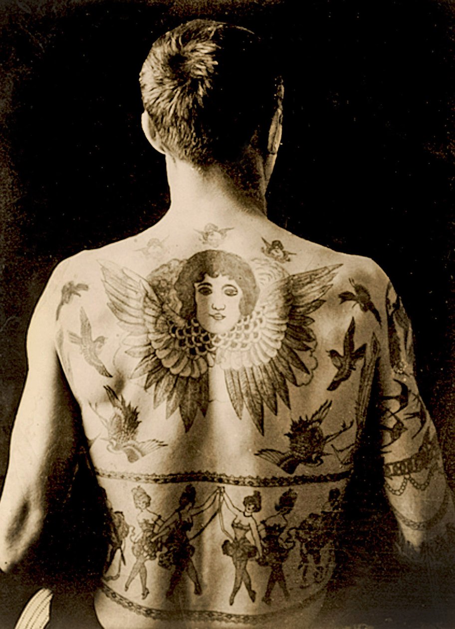 Porträt eines Mannes mit aufwendigem Rückentattoo, ca. 1910 von Unbekannt Unbekannt