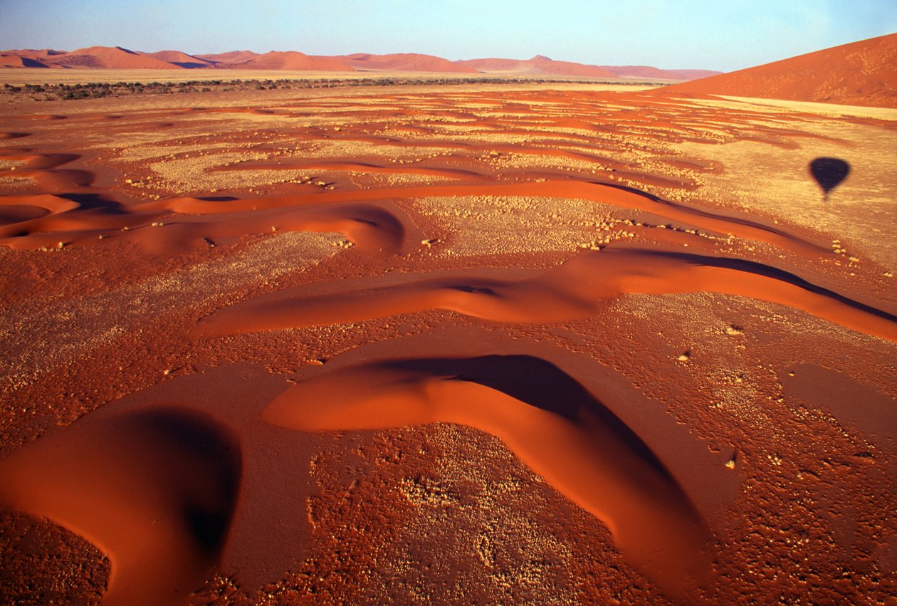 Blick über ein Tal von Sanddünen von einer Heißluftballonfahrt kurz nach Sonnenaufgang in der Nähe von Sossusvlei in der Namib-Wüste, Namibia. 24-07-2003. von Unbekannt Unbekannt