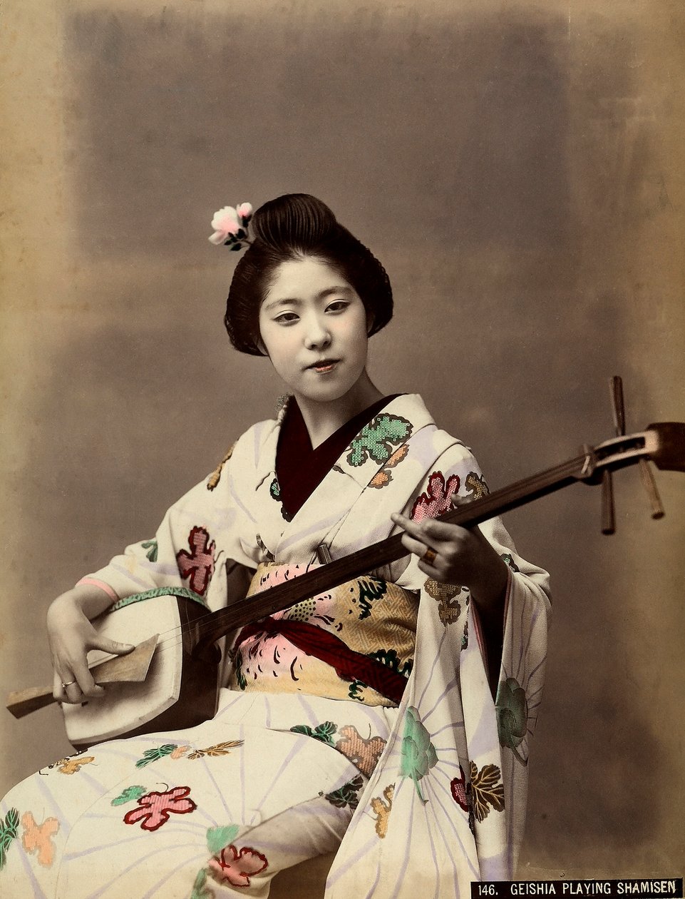 Eine Geisha spielt Shamisen (koloriertes Foto) von Unbekannter Künstler