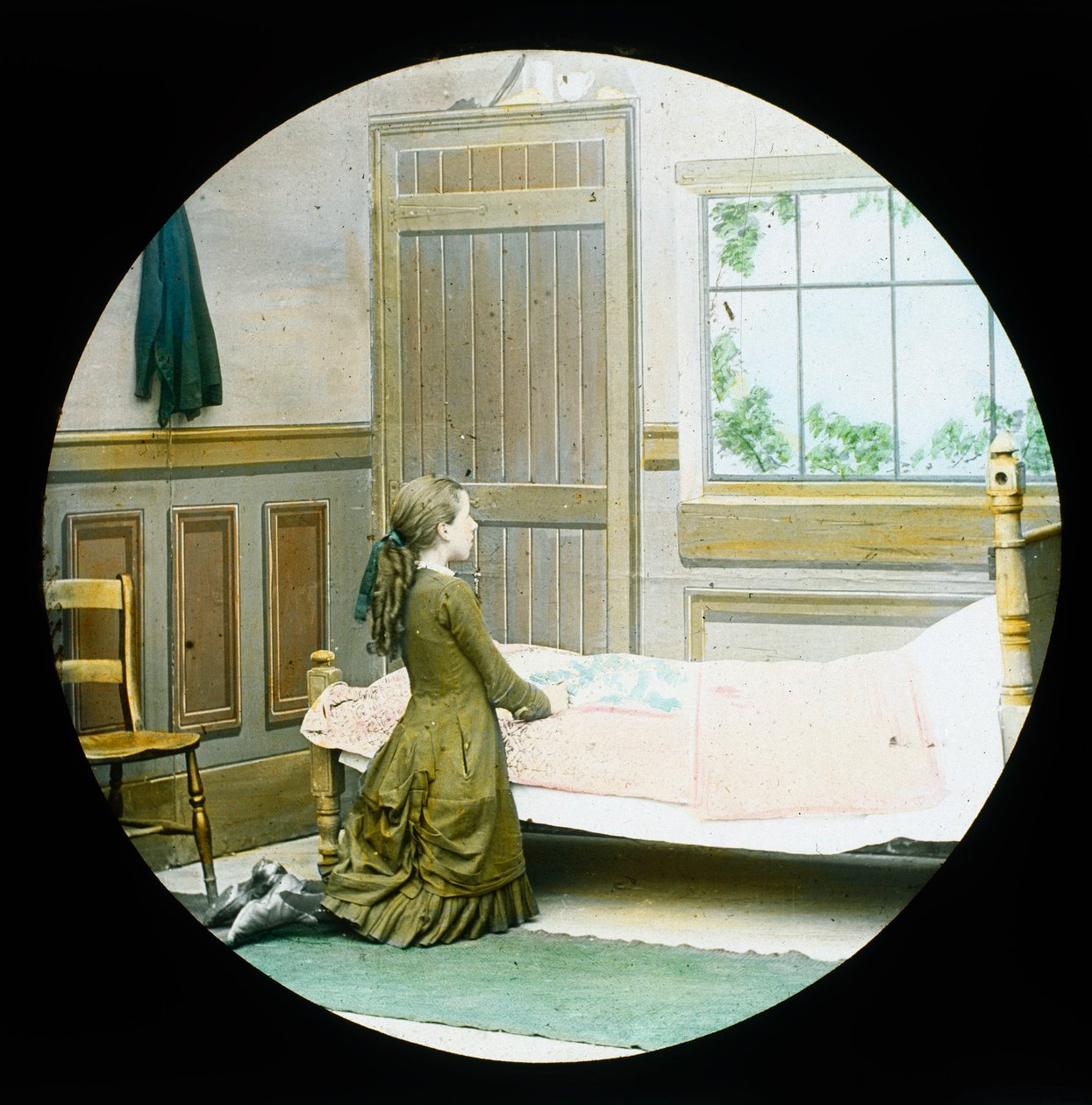 Ein Mädchen kniet im Gebet an ihrem Bett, Zauberlaternenbild, ca. 1890 von Unbekannt