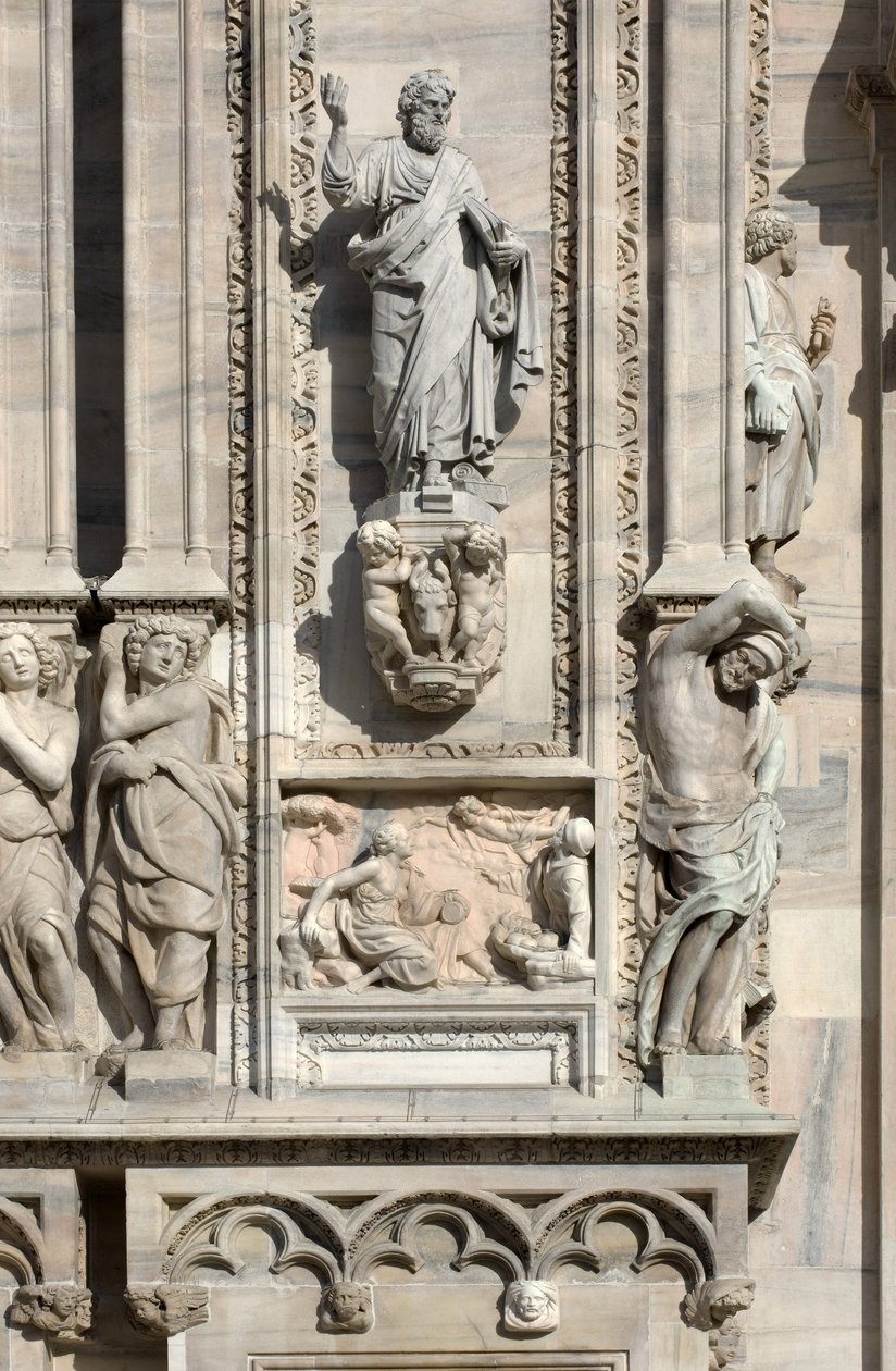 Architektur: Statue des Heiligen Lukas (1811) und Flachrelief, das die Erscheinung des Engels vor Samsons Mutter darstellt (1659). Detail der Fassade der Kathedrale (Dom oder Duomo) von Mailand, Italien von Unbekannt