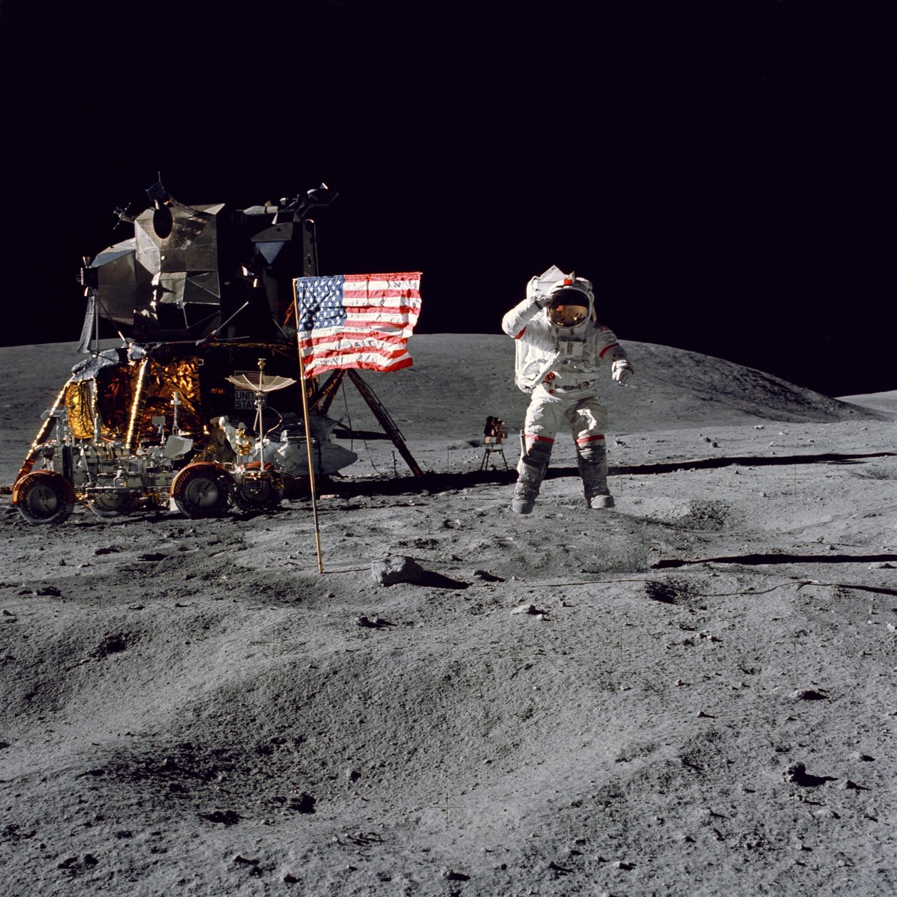 Astronaut John W. Young salutiert die Flagge der Vereinigten Staaten während der Apollo-16-Mission von Unbekannt