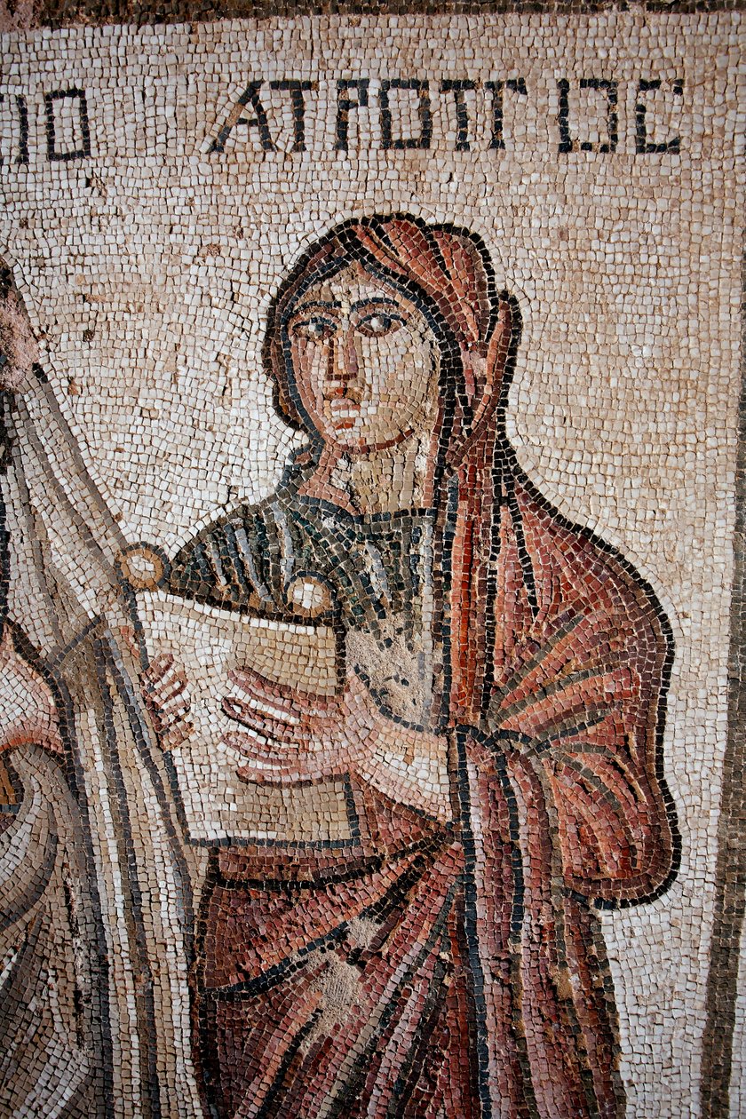 Atropos - Eine der drei Schicksalsgöttinnen, dargestellt mit einer offenen Schriftrolle, auf der das Leben des Achilles geschrieben steht - Detail des Panels, das das erste Bad des Achilles darstellt - Paphos-Mosaiken, Villa des Theseus, 5. Jahrhundert n.  von Unbekannt