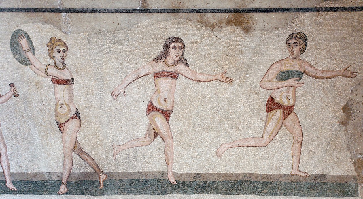 Kammer der Zehn Jungfrauen oder das Mosaik der „Bikini-Mädchen“. Gesamtansicht des oberen Panels: Gewichtheben, Diskuswerfen und Laufen. 3. - 4. Jahrhundert. Römische Villa del Casale, Sizilien. UNESCO-Stätte. von William M. Timlin