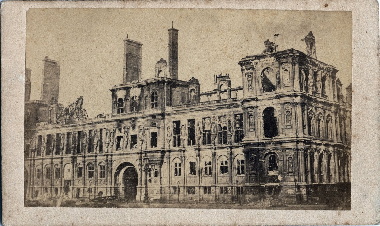 Commune de Paris (1871): Ansicht des Rathauses nach dem Brand im Mai 1871 von Unbekannt