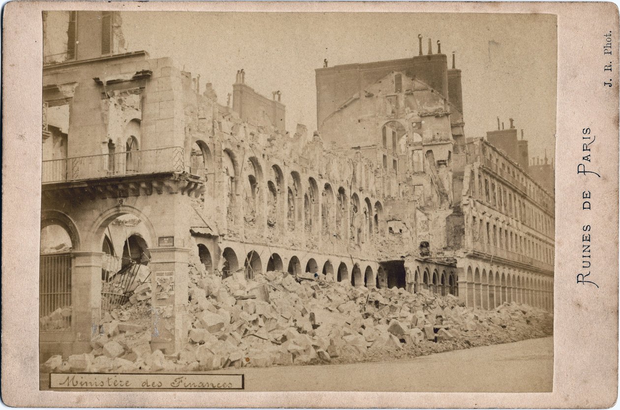 Commune von Paris: Ansicht der Ruinen des Finanzministeriums in Paris im Mai 1871 von Unbekannt