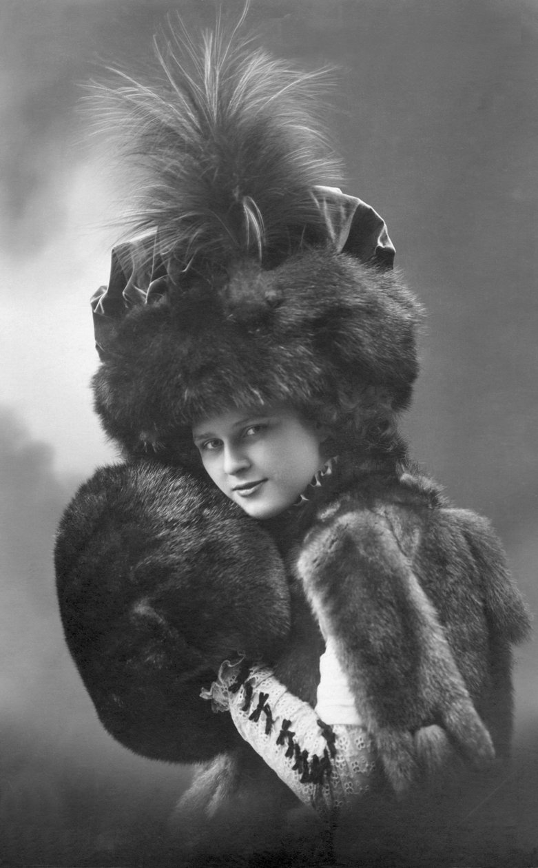 Mode: eine junge Frau im Pelzmantel, Federhut und Ärmel (1920-1930er Jahre, historisches Modefoto) von Unbekannter Künstler