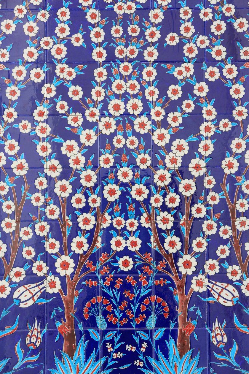Blumen. Eines der 80 Iznik-Paneele - hochdekorierte Keramikfliesen, die im 16. Jahrhundert beliebt waren - die in Istanbuls kaiserlichen und religiösen Gebäuden besonders auffallen. Scheich-Zayid-Moschee. 1995. Emirat Abu Dhabi von Unbekannt