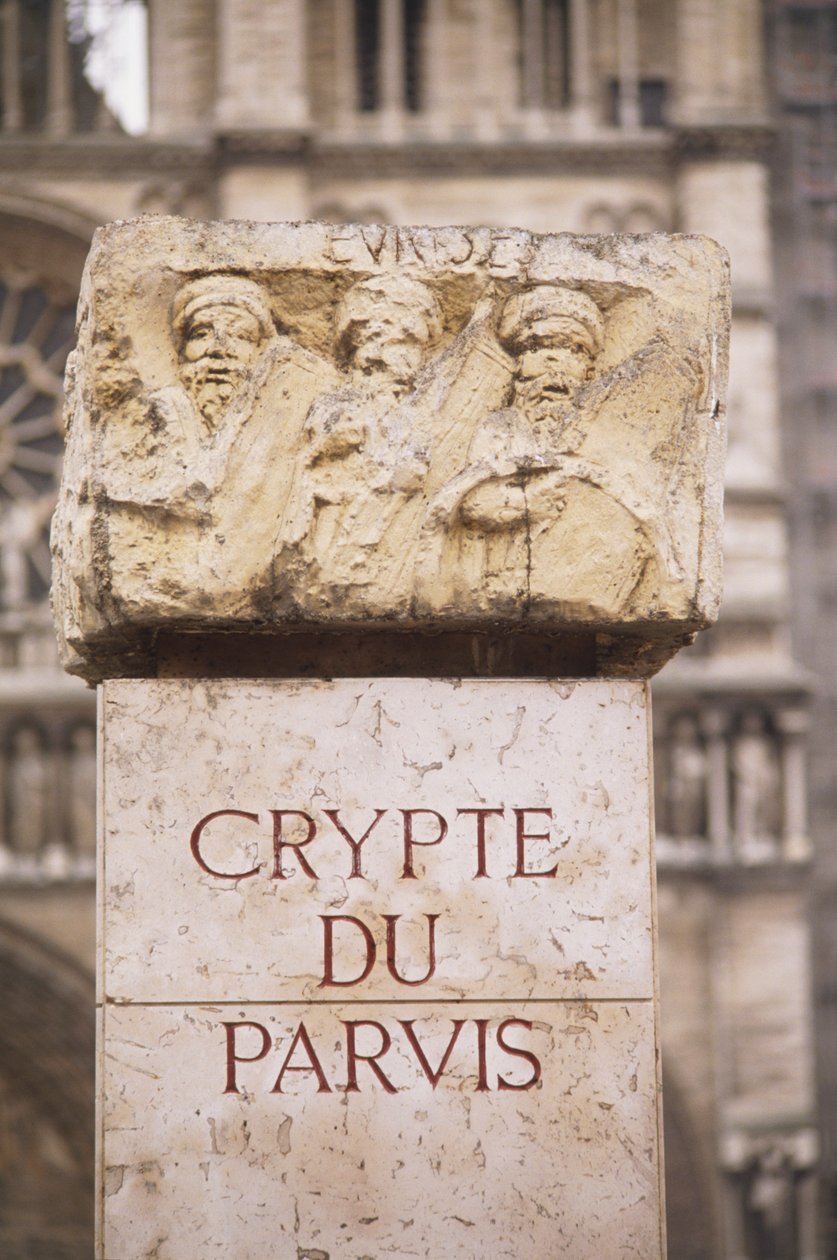 Frankreich, Paris, Inschrift in der Krypta du Parvis in der archäologischen Krypta auf der Île de la Cité, Stein mit Inschrift und Schnitzereien von Unbekannt