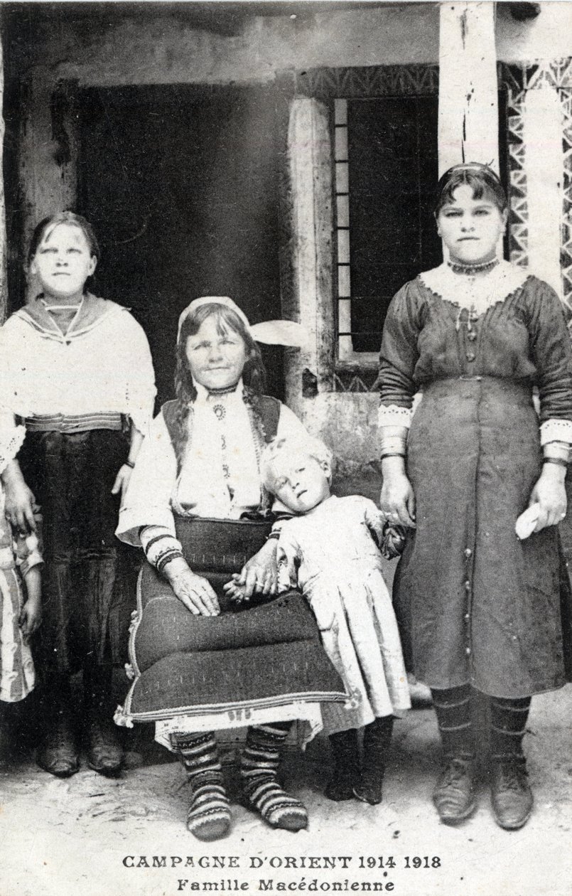 Griechenland, Mazedonien: Porträt einer mazedonischen Familie - Postkarte 1914-1918 von William M. Timlin