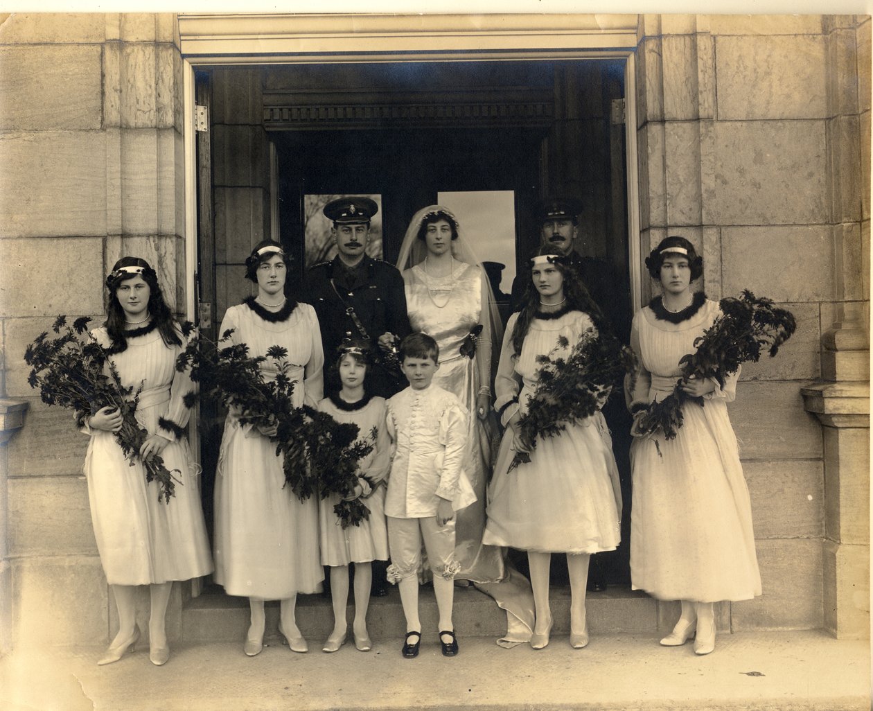 Gruppenhochzeitsfoto von Lady Maud Cavendish und Captain Macintosh von William M. Timlin