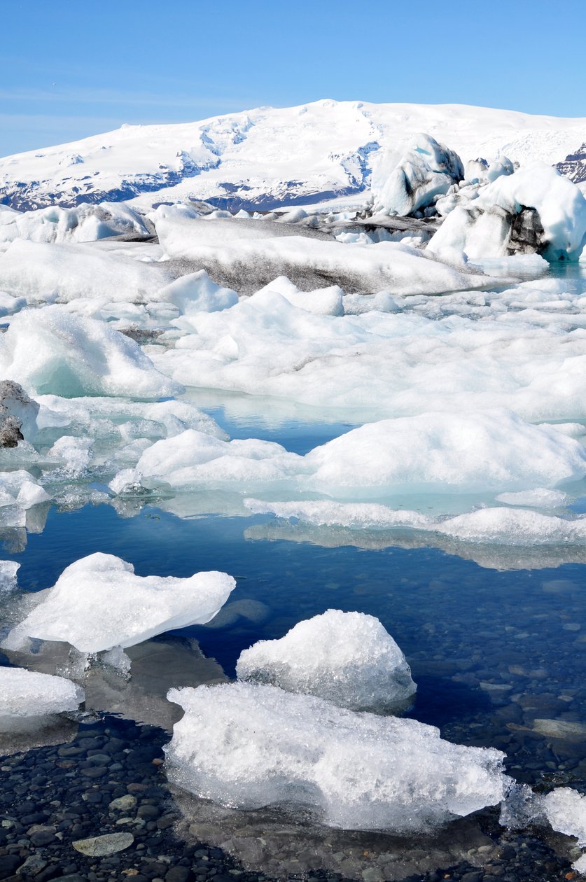 Eisberge und Eisschollen in der Jokulsarlon-Gletscherlagune, Island von Unbekannter Künstler