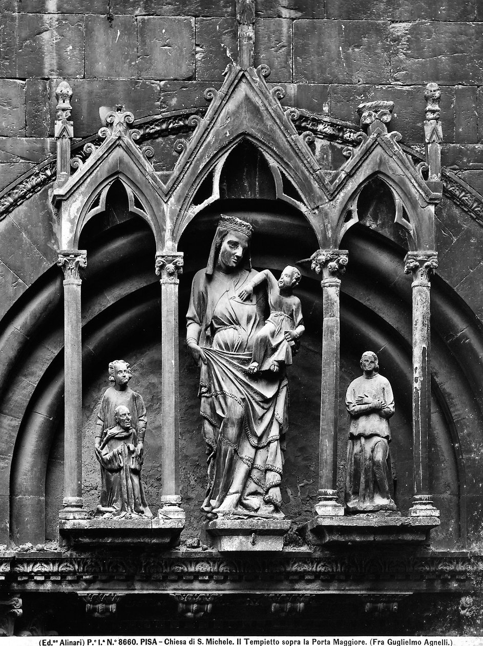 Madonna mit Kind und zwei Heiligen. Gemälde von Bruder Guglielmo Agnelli im kleinen Tempel über dem Hauptportal, Kirche San Michele in Borgo, Pisa. von Unbekannt