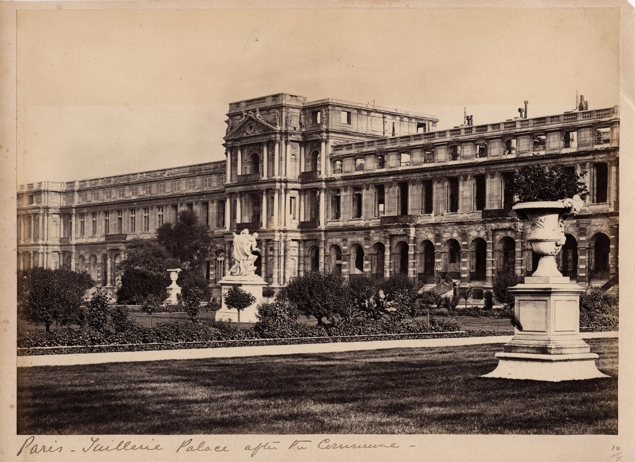 Pariser Kommune (1871): Blick auf den Palais des Tuileries in Paris um Mai 1871. Anonyme Fotografie von Unbekannt