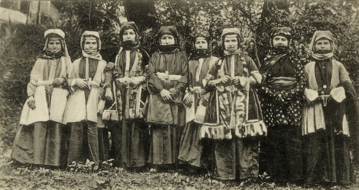 Ossetische Frauen in traditioneller Tracht, Minderheitengruppe in der Sowjetunion von Benjamin Baud