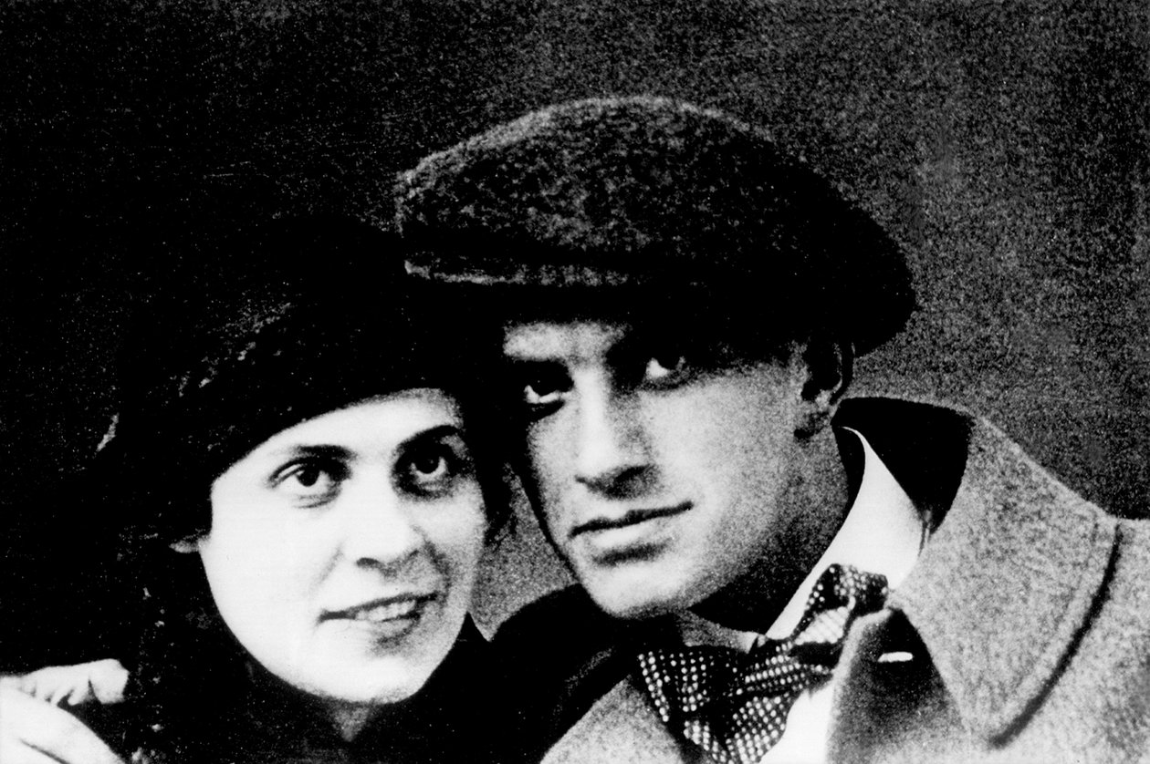 Porträt von Lili Brik (1891-1978) und Vladimir Maiakovsky (Majakovskij oder Maiakovsky) (1893-1930) ca. 1915 Fotografie von Unbekannt
