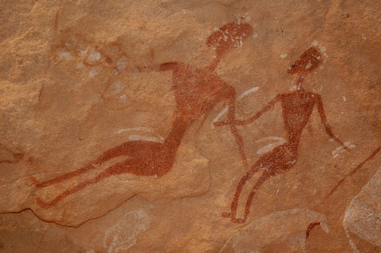 Felskunst, Vorgeschichte: Detail einer Felsmalerei von zwei Figuren in einem verzierten Schutzraum im Uweinat-Massiv, Ägypten. (Zeitraum von 8000 bis 3000 v. Chr.). Fotografie von Unbekannt