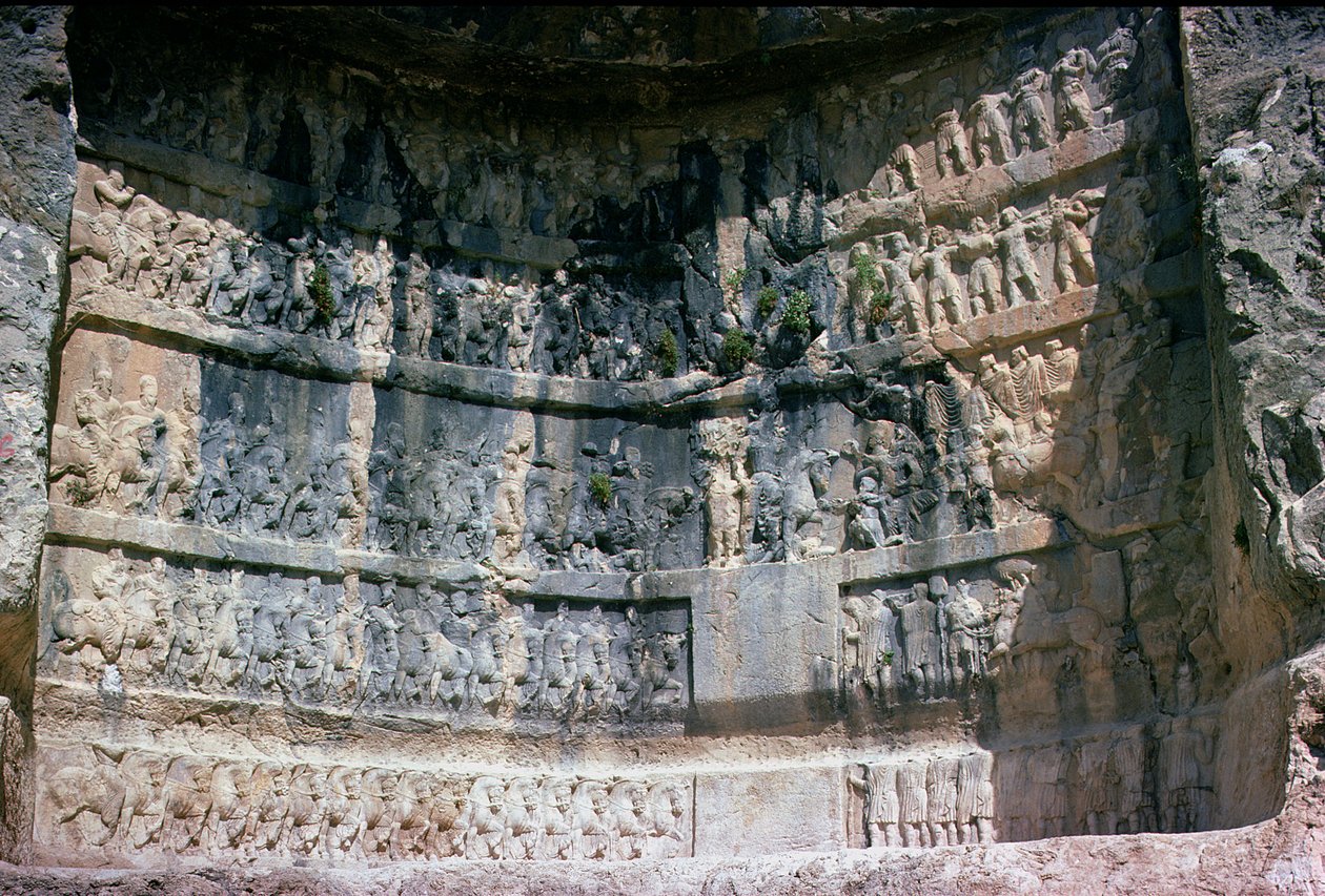 Felsrelief, das den sassanidischen König Shapur I. (241-72), die persische Kavallerie und Tributpflichtige darstellt, 3. Jahrhundert von Unbekannt