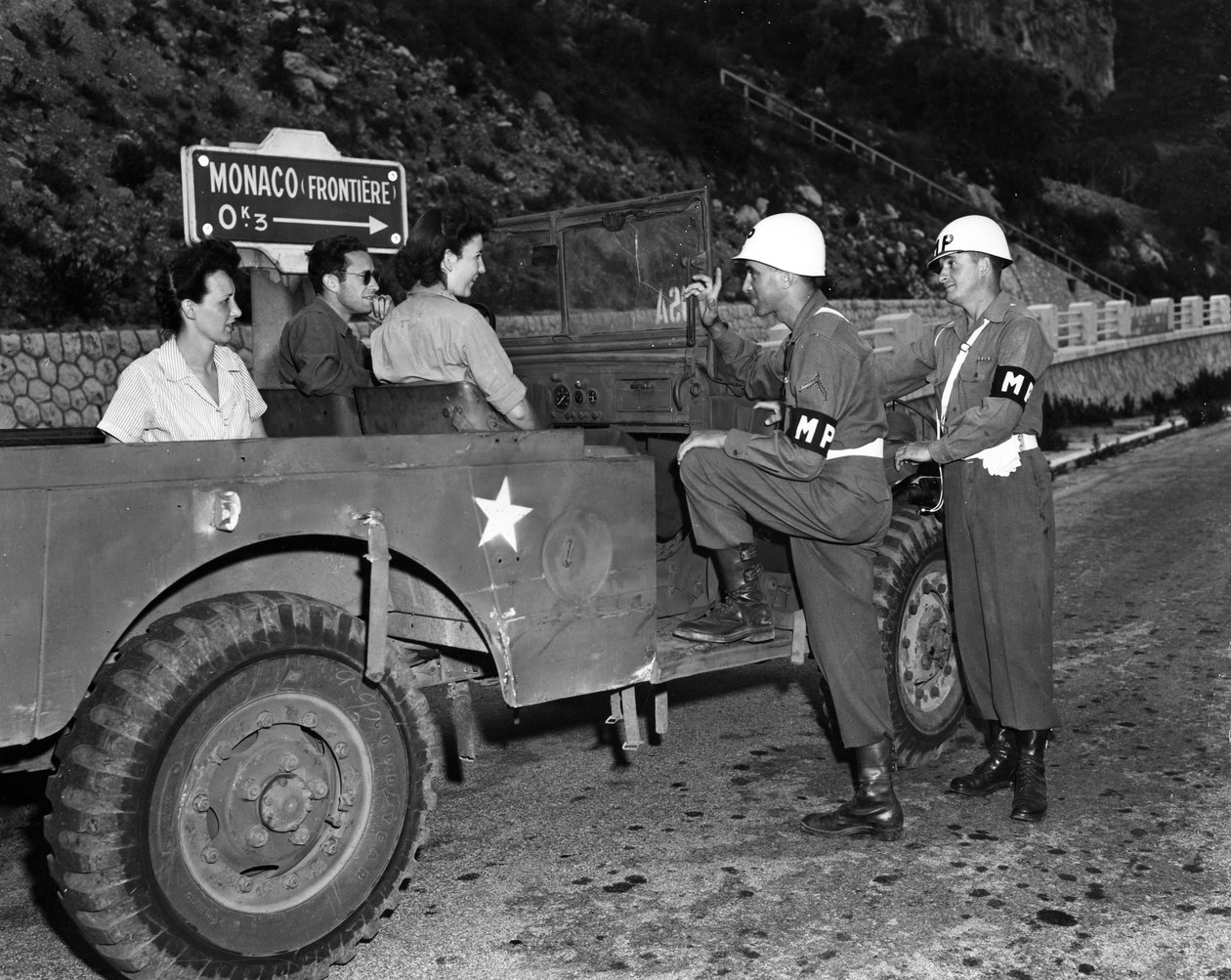 Zweiter Weltkrieg (1939-1945): In der Nähe von Monaco, Französische Riviera, 30. Juni 1945: Zwei WACs im Urlaub und Gäste des US Riviera Recreational Area (USRRA) diskutieren mit zwei US-Armee-Militärpolizisten am Rande von Monaco von Unbekannt