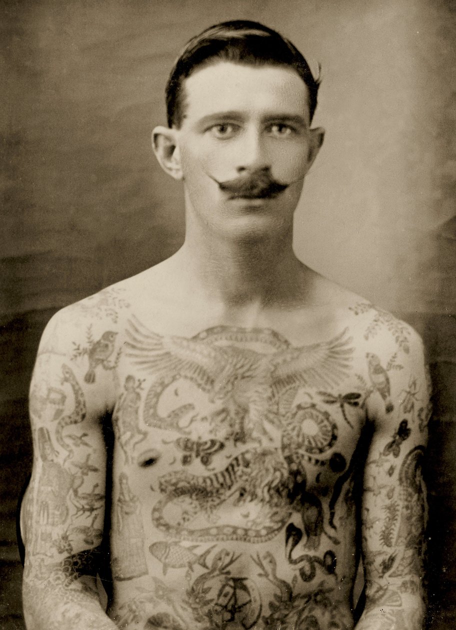 Tätowierter britischer Matrose während des Großen Krieges 1914-18 (Vorderansicht) (s/w Foto) von Unbekannter Künstler