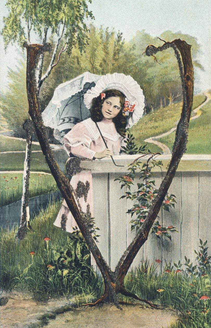 V: Ein junges Mädchen in einem rosa Kleid, mit einer Haube auf dem Kopf und einem Sonnenschirm in der Hand, steht in einer ländlichen Umgebung - Alphabet Figuren Ref Th. E., L. Theochrom - Serie 994. Theodor Eisman, Verleger, Leipzig von Unbekannt