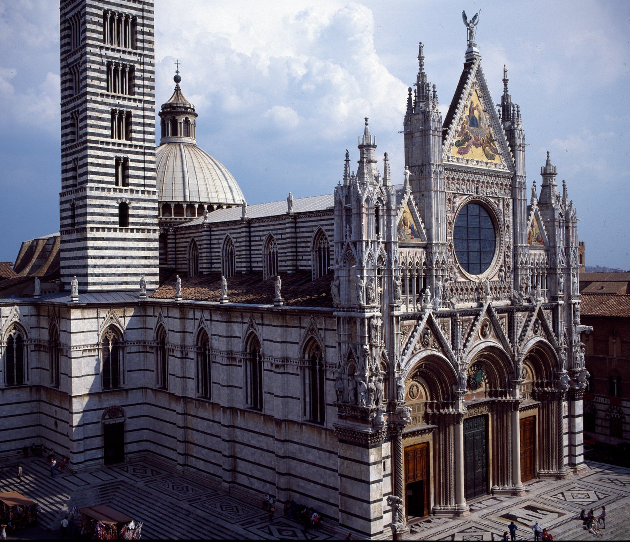 Ansicht des Äußeren, die Fassade entworfen von Giovanni Pisano (unterer Teil) und Giovanni di Cecco (oberer Teil) von Unbekannt