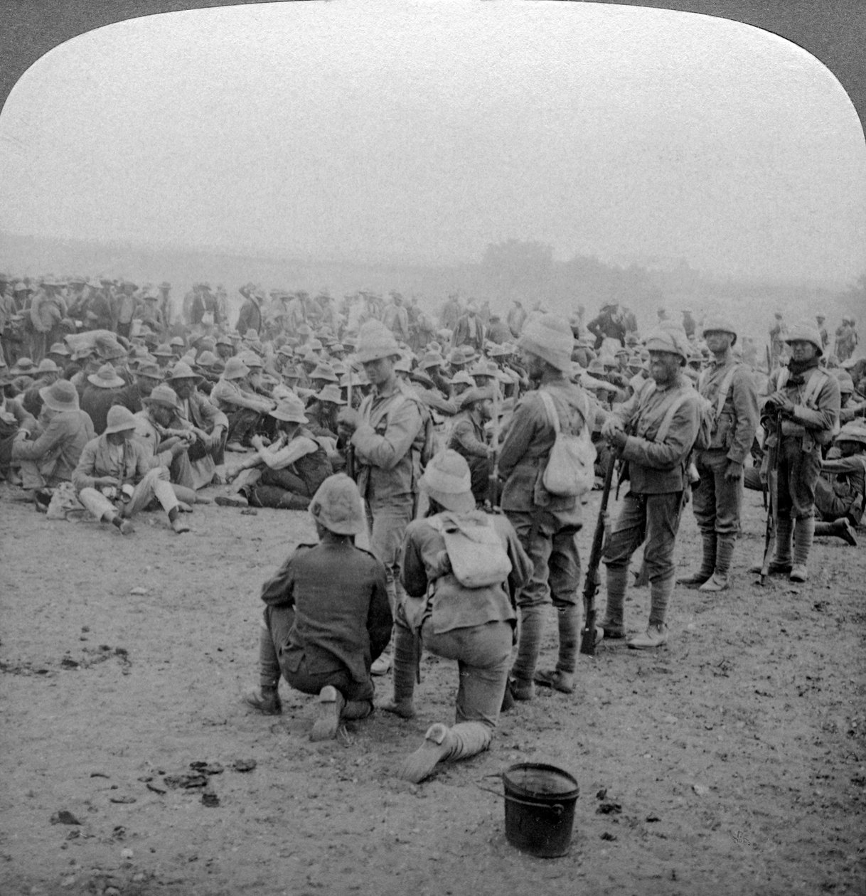 Buren-Gefangene ruhen sich auf dem Weg von Paardeberg zum Modder River, Südafrika, 1900-1902 von Underwood and Underwood