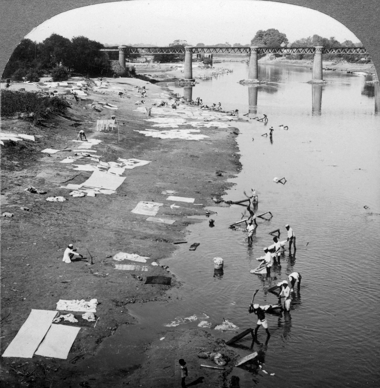 Dbobies waschen Kleidung im Goomti-Fluss, in der Nähe von Lucknow, Indien von Underwood and Underwood
