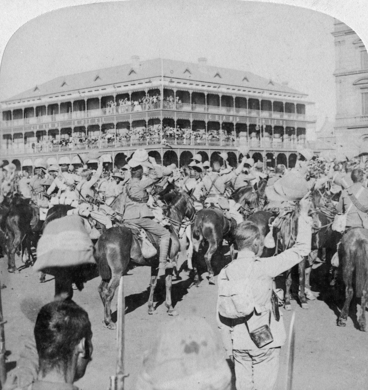 Feldmarschall Lord Roberts und Stab jubeln der Königin zu, Pretoria, Südafrika, 5. Juni 1900 von Underwood and Underwood