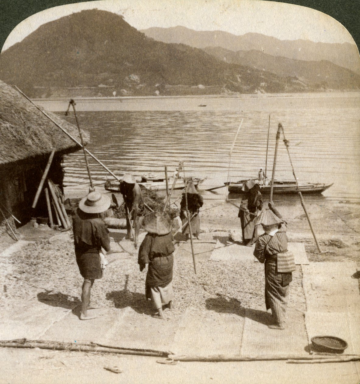 Dreschen von Gerste neben einem Fischerstrand am Binnenmeer, Japan, 1904 von Underwood and Underwood