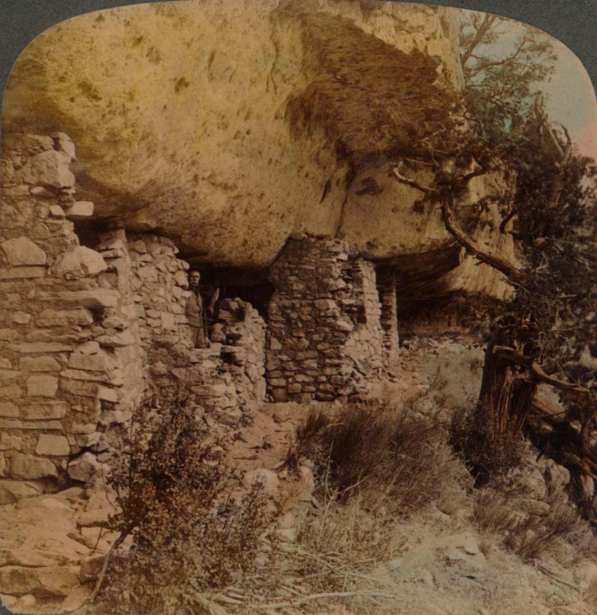 Heime einer verschwundenen Rasse - Klippenwohnungen im Walnut Canyon, Arizona, 1903. Künstler: Elmer Underwood, Bert Elias Underwood von Underwood and Underwood