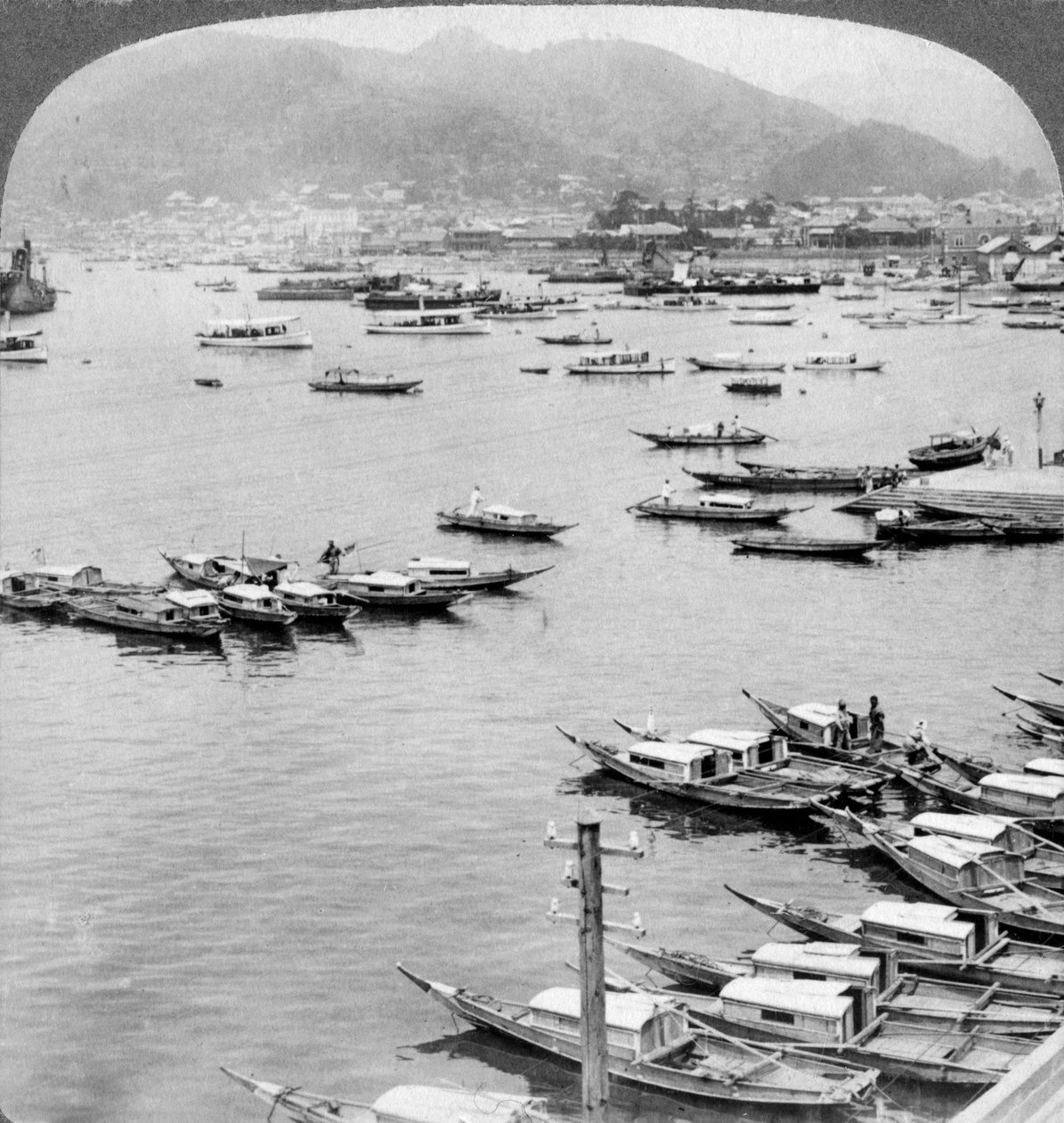 Blick nach Norden über Schiffe im Hafen von Nagasaki, Japan, 1904 von Underwood and Underwood
