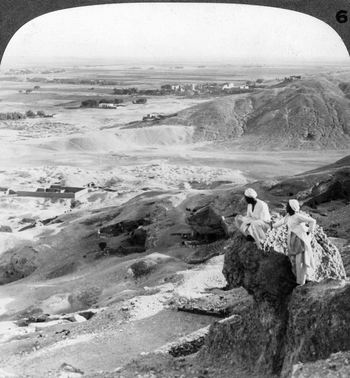 Blick nach Süden über die Thebanische Ebene und die Tempel von Medinet Habu, Ägypten, 1905 von Underwood and Underwood