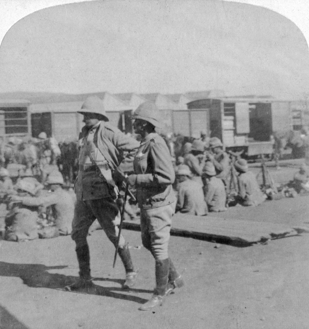 Lord Kitchener und General Pole-Carew am Bahnhof Pretoria, Südafrika, 5. Juni 1901 von Underwood and Underwood